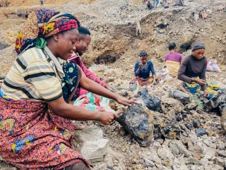 DRC Cobalt mining with women